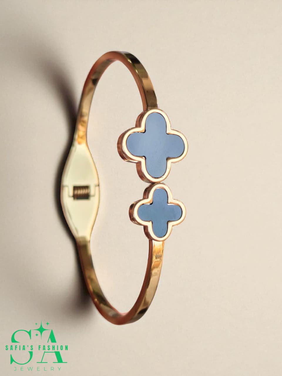 Stainless Steel Clover Bracelet – Elegant Jewelry for Women

Close-up of Clover Design Bracelet – Durable Stainless Steel Jewelry

Woman Wearing Stainless Steel Clover Bracelet – Fashion Jewelry