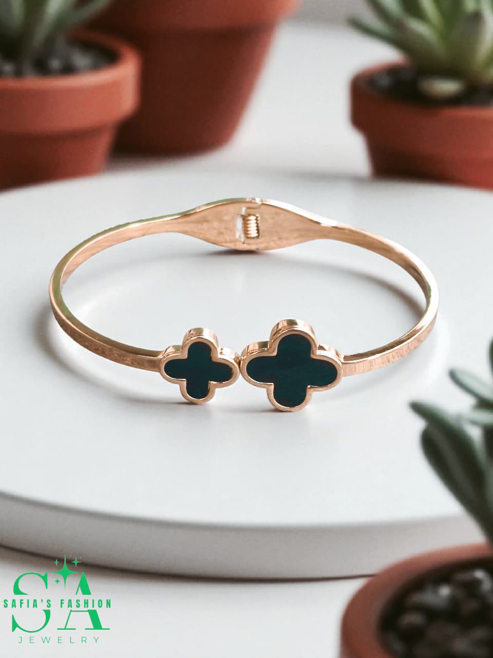 Stainless Steel Clover Bracelet – Elegant Jewelry for Women

Close-up of Clover Design Bracelet – Durable Stainless Steel Jewelry

Woman Wearing Stainless Steel Clover Bracelet – Fashion Jewelry