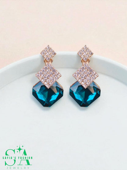 Golden Silver Earrings with Big C Green Stones – Elegant Jewelry for Women

Close-up of Big C Green Stone Earrings – Stylish Party Jewelry

Woman Wearing Golden Silver Earrings with Green Stones – Fashion Jewelry