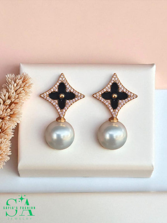 Elegant fashion earrings with clover and pearl