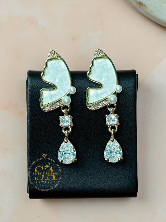 White zircon earrings

Zircon stone studs